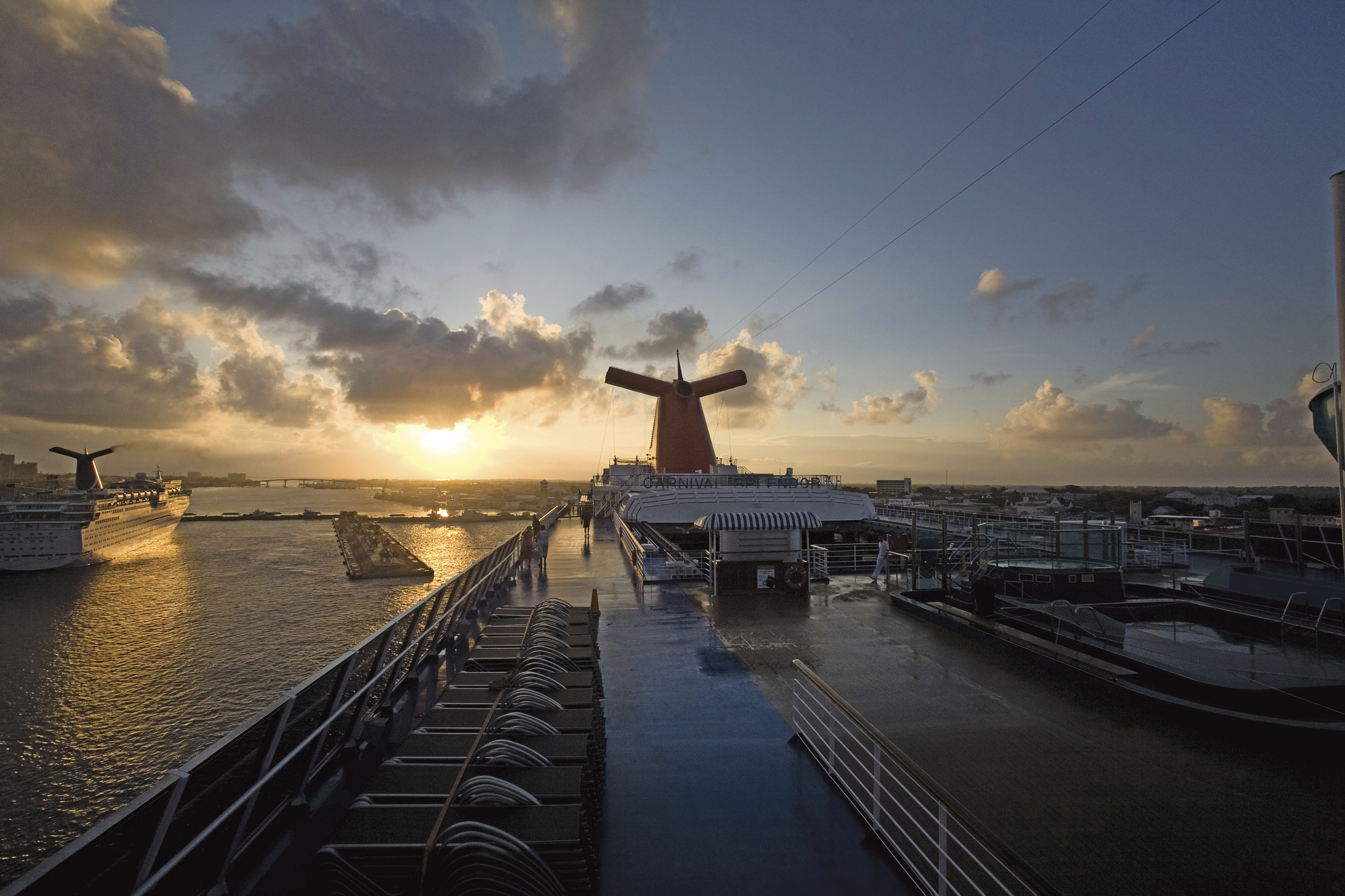 Navire de carnaval avec coucher de soleil en arrière-plan au port