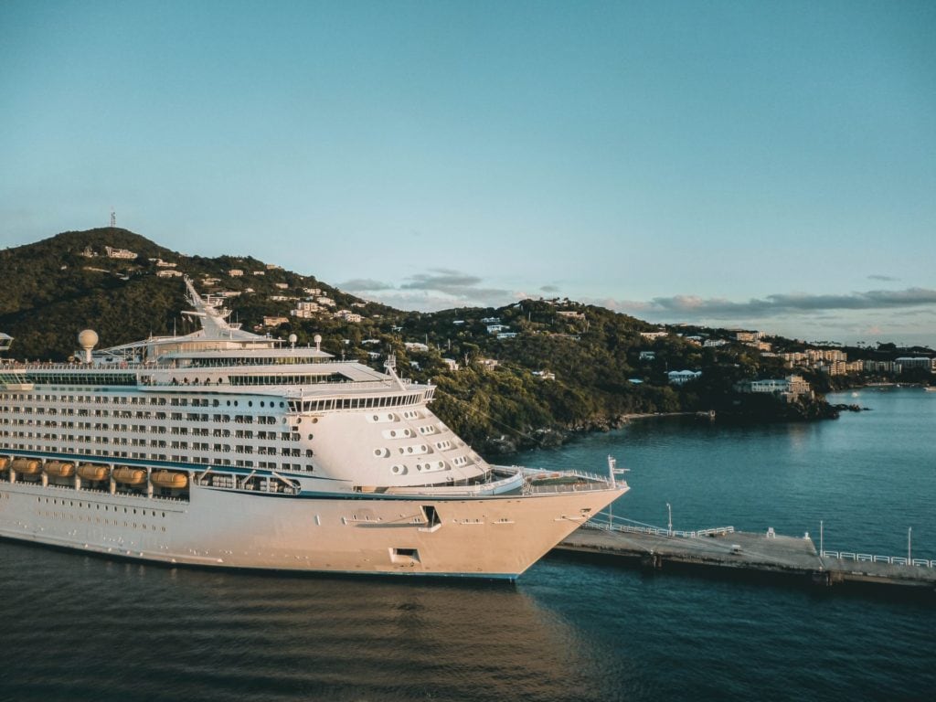 Navire de croisière Royal Caribbean amarré au port