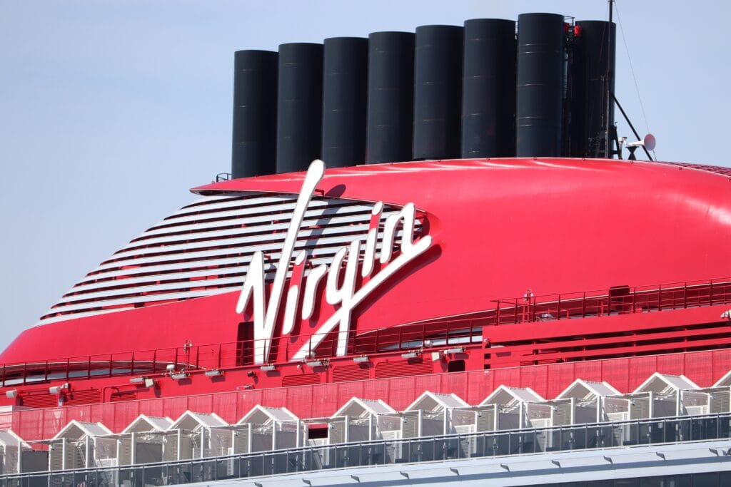 Gros plan de l'entonnoir rouge signature de Virgin Voyages sur le bateau de croisière Valiant Lady