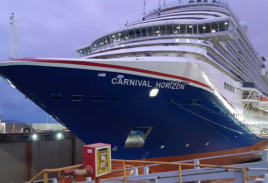 Carnival Horizon en cale sèche à Palerme Italie avec une nouvelle livrée bleu blanc et rouge