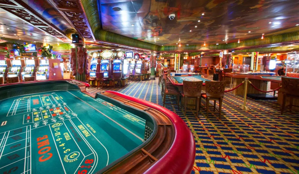 Intérieur du casino sur le grand bateau de croisière Carnival Cruise Lines Carnival Conquest