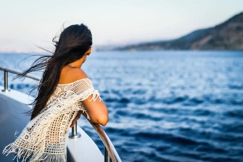 Femme regardant le balcon sur un bateau de croisière