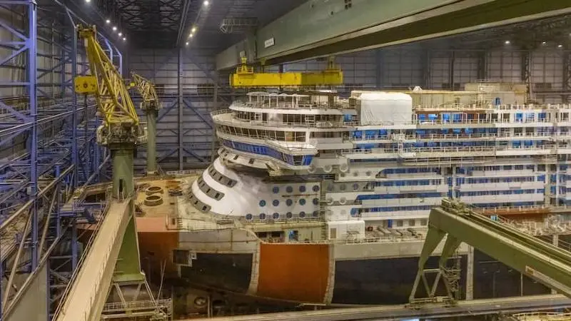 Installation du trésor Disney du bloc de pont prise du côté tribord au chantier naval Meyer Werft