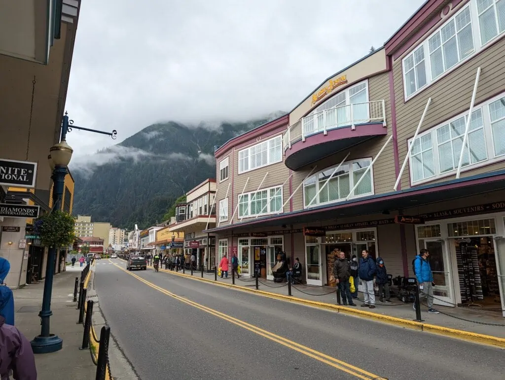 Une journée bien remplie sur S Franklin St à Juneau en Alaska, où les touristes en croisière peuvent acheter des souvenirs