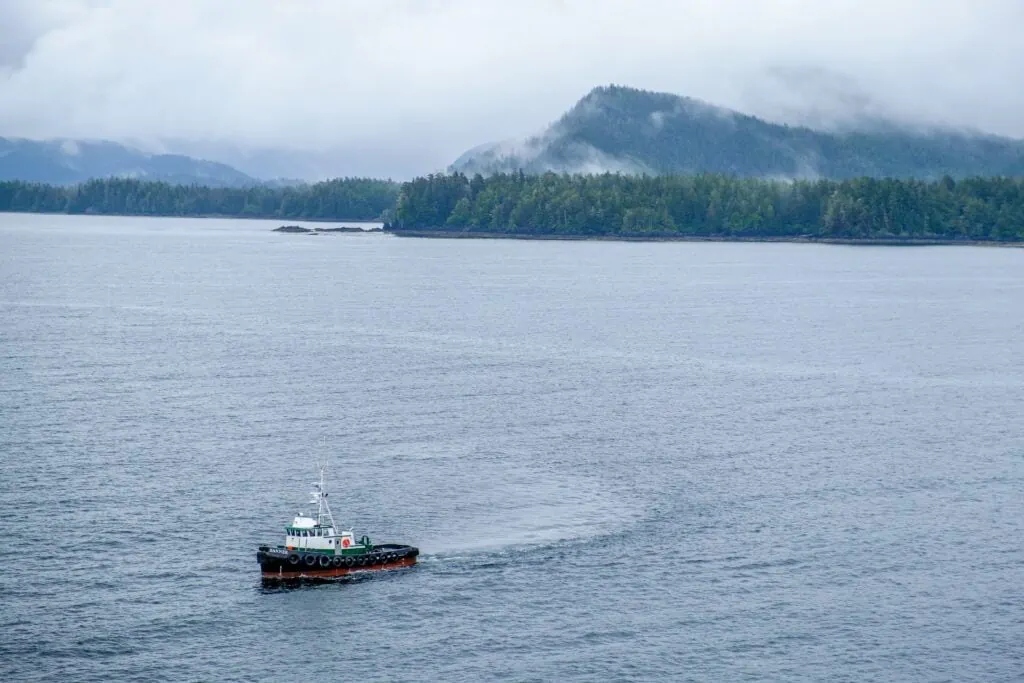 Un bateau-pilote se dirige vers un bateau de croisière près de Vancouver Canada