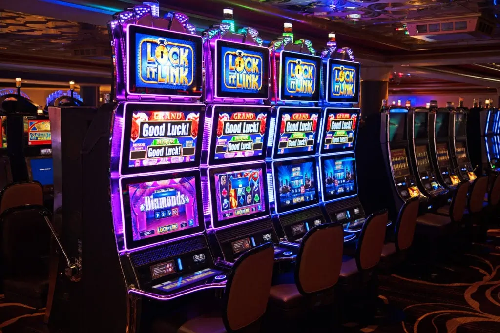 Une rangée de machines à sous dans le casino du bateau de croisière Norwegian Gem