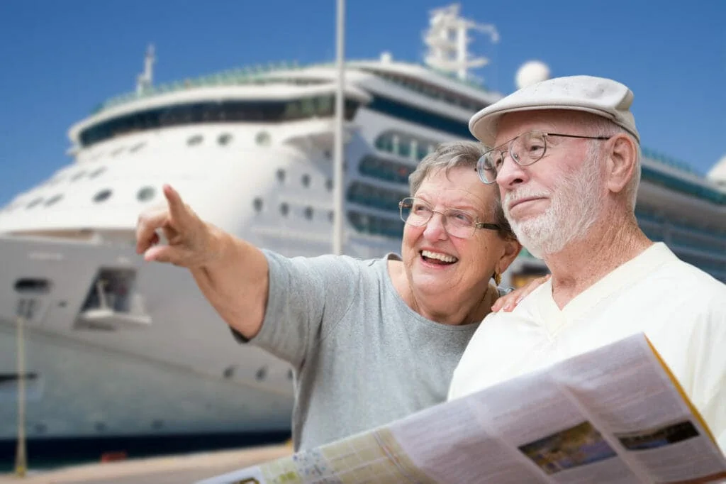 Couple plus âgé debout devant le navire Royal Caribbean