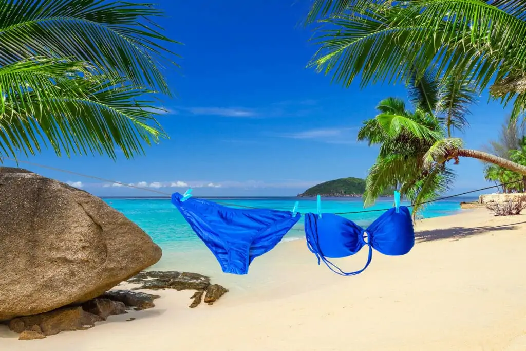 Bikini accroché à une corde sur la plage tropicale des Caraïbes