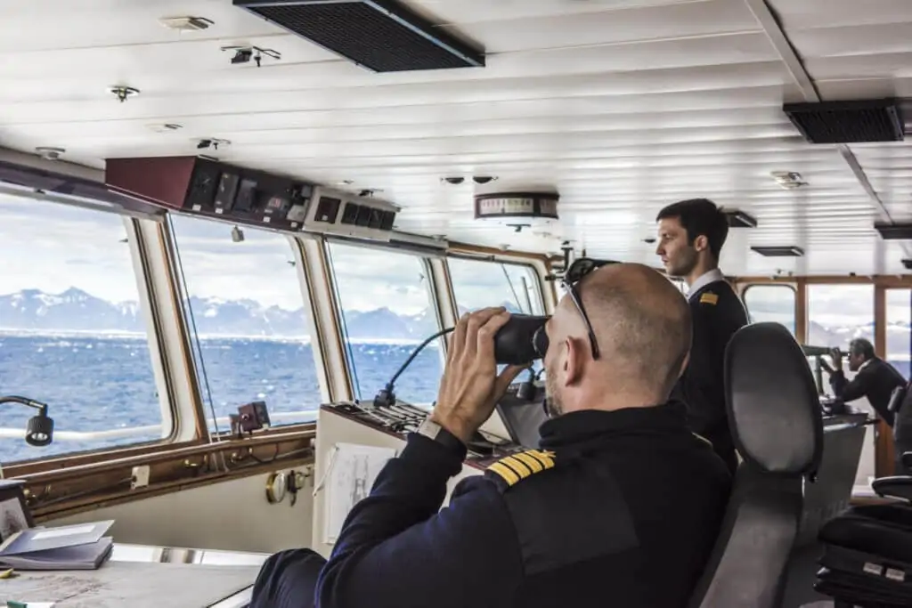 Capitaine et équipage d'un bateau de croisière à la recherche d'icebergs au Groenland