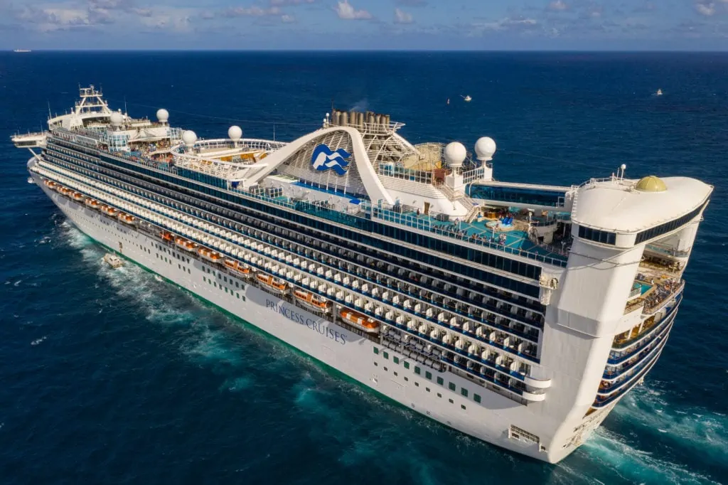 Vue aérienne de la princesse des Caraïbes depuis l'arrière du bateau de croisière