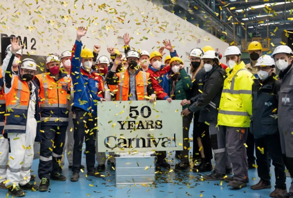 Carnival Cruise Line et les constructeurs navals Meyer Werft célèbrent la première coupe d'acier pour le Carnival Jubilee