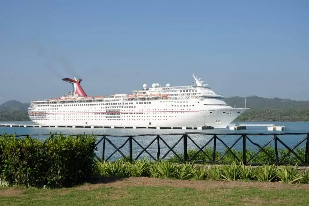 Carnival Ecstasy naviguant près du rivage