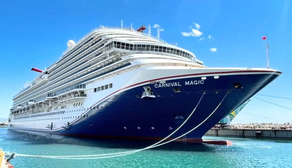 Carnival Magic amarré dans un port des Caraïbes dans une eau cristalline