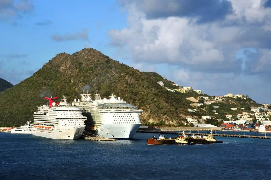 Carnival Vista et le navire Royal Caribbean International Allure of the Seas amarrés à PHILIPSBURG SAINT MARTIN