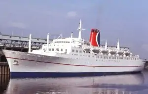 Le premier navire de croisière Mardi Gras de Carnival amarré à Montréal le 28 août 1979