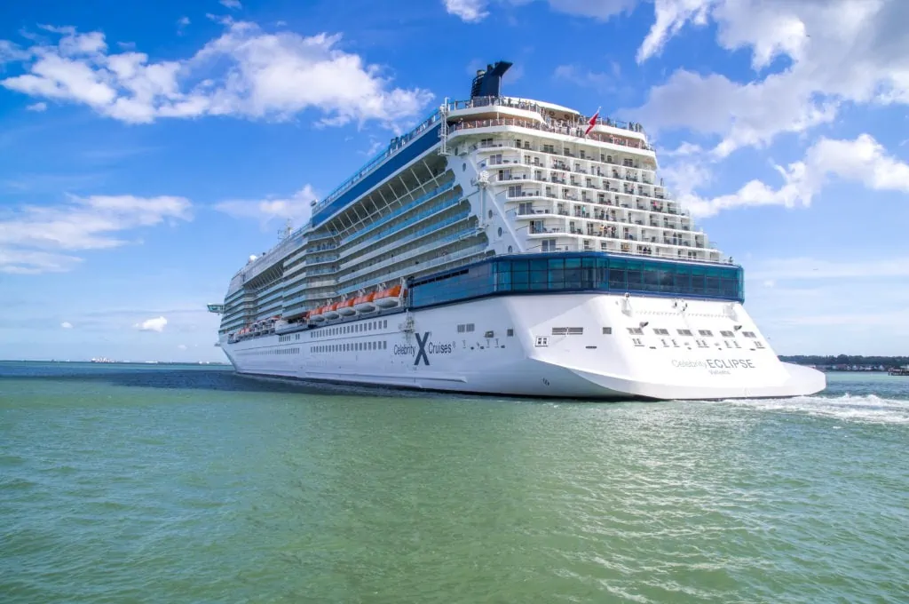 Celebrity Eclipse embarque pour une croisière d'été au départ de Southampton, au Royaume-Uni