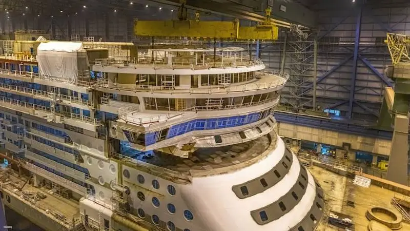 Gros plan sur la construction du pont Disney Treasure au chantier naval Meyer Werft