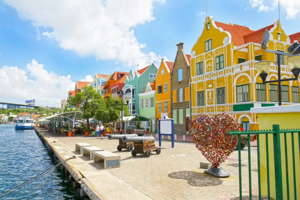 Boutiques et bâtiments colorés le long des rives du port de croisière de Curaçao