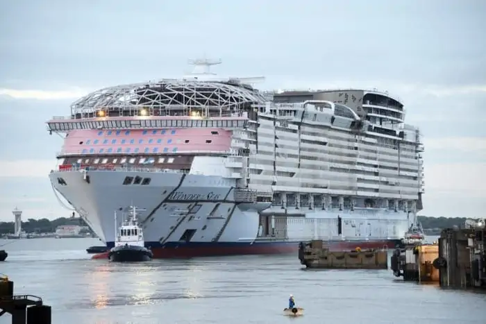 La construction du Wonder of the Seas se poursuit alors que le navire est transféré à son quai d'armement au chantier naval des Chantiers de l'Atlantique à Saint-Nazaire, en France, le 5 septembre.