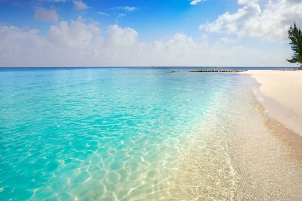 La plage Playa Palancar de l'île de Cozumel est un endroit populaire pour bronzer seins nus