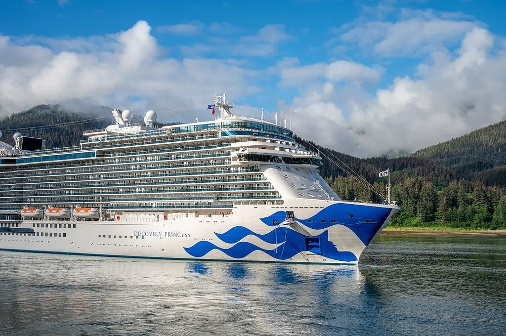 Le bateau de croisière Discovery Princess arrive au port de croisière de Juneau