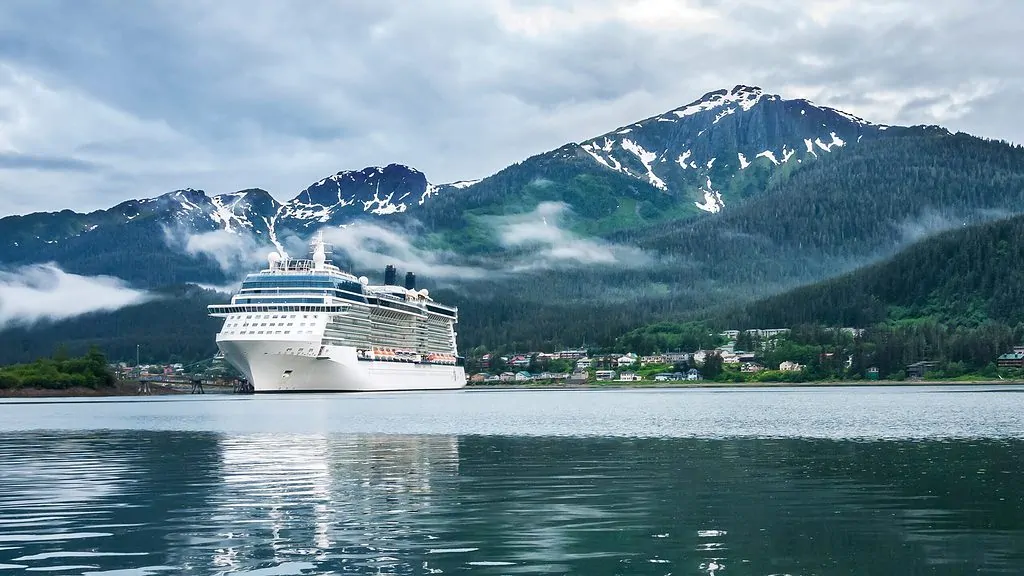 Bateau de croisière dans un port de Juneau, en Alaska, avec une montagne enneigée et un brouillard bas en arrière-plan