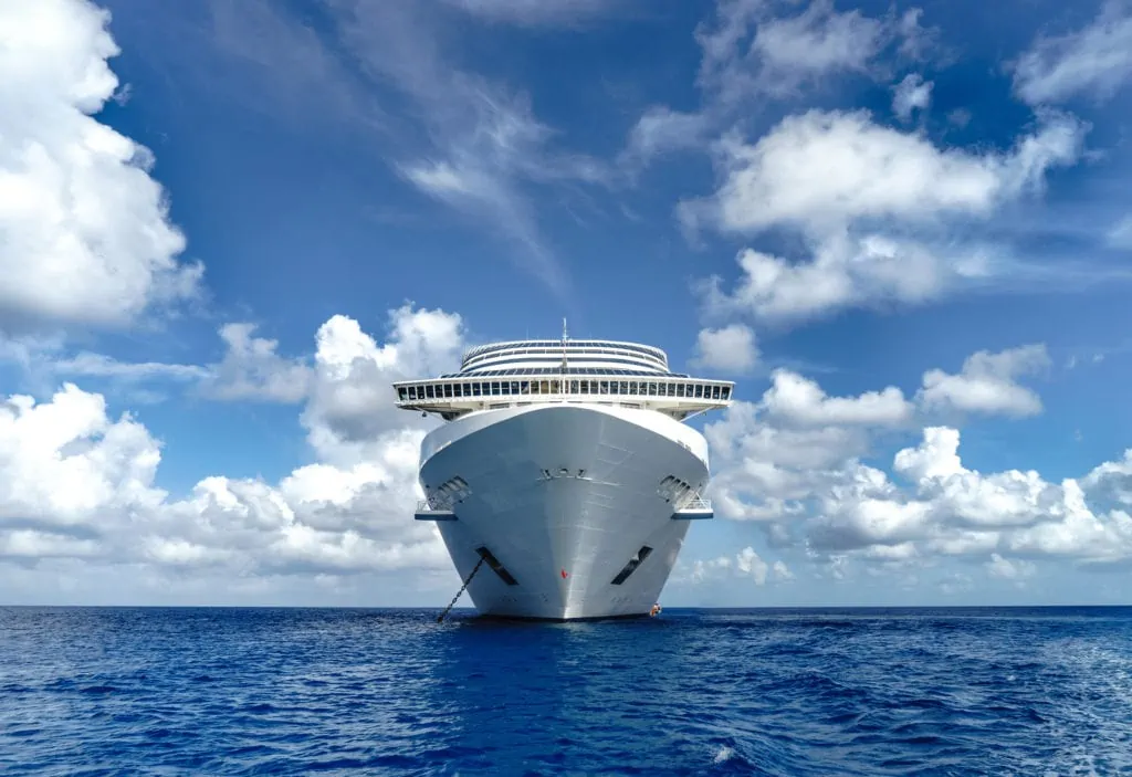 Bateau de croisière dans une eau cristalline avec un ciel bleu