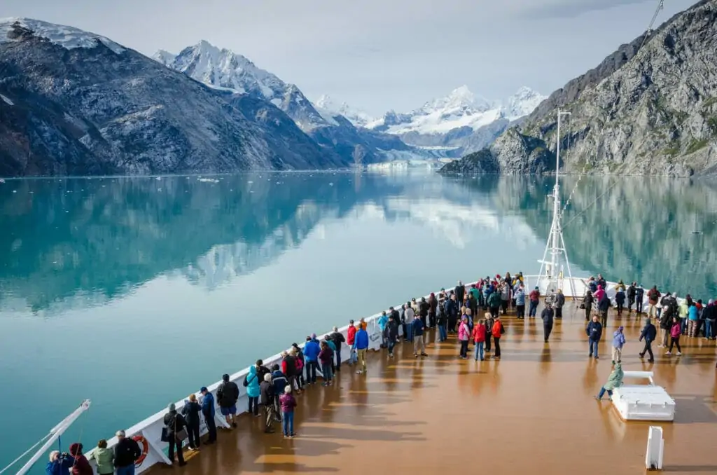 Les passagers des navires de croisière bénéficient d'une vue rapprochée des glaciers du parc national et de la réserve de Glacier Bay lors d'une croisière en Alaska.