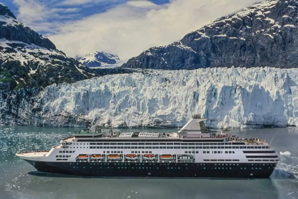 Bateau de croisière de près avec le glacier Alaska