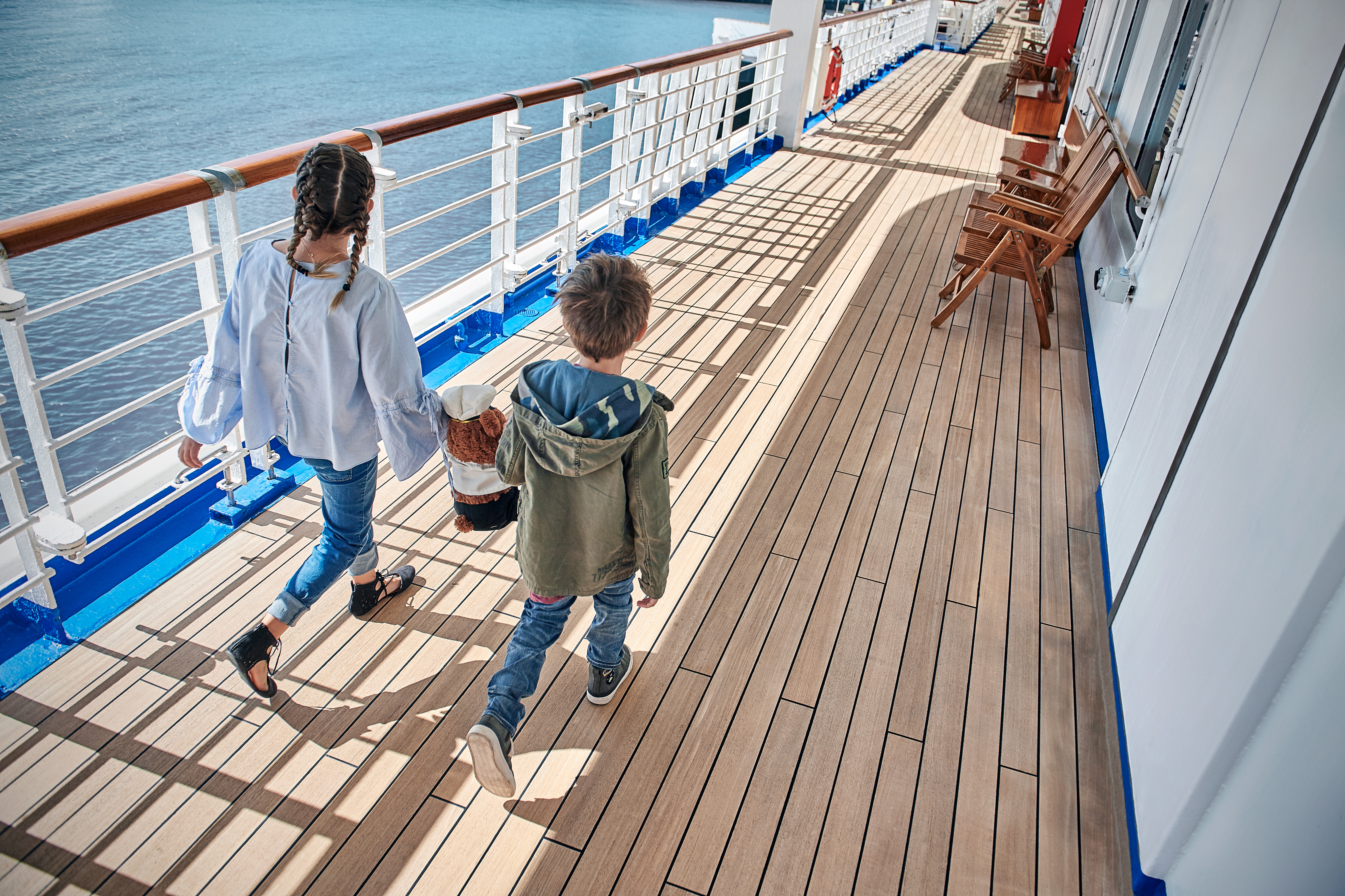 Enfants sur le pont des croisières Princess