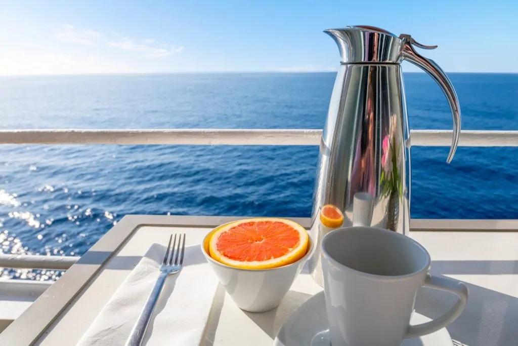 Disney Cruise Room service sur le balcon du Disney Dream avec café et pamplemousse sur vue sur l'océan