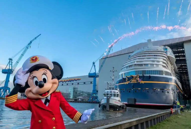 Disney Wish Flottez du chantier naval Meyer Werft avec le capitaine Minnie Mouse