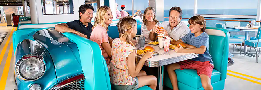 Famille mangeant à l'American Diner sur le Norwegian Encore