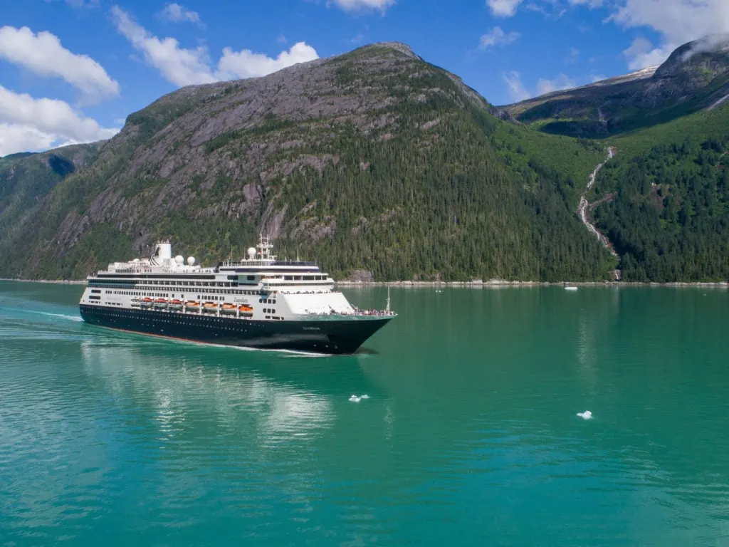 Holland America Cruise Ship Zaandam traversant Tracy Arm le matin d'été en Alaska