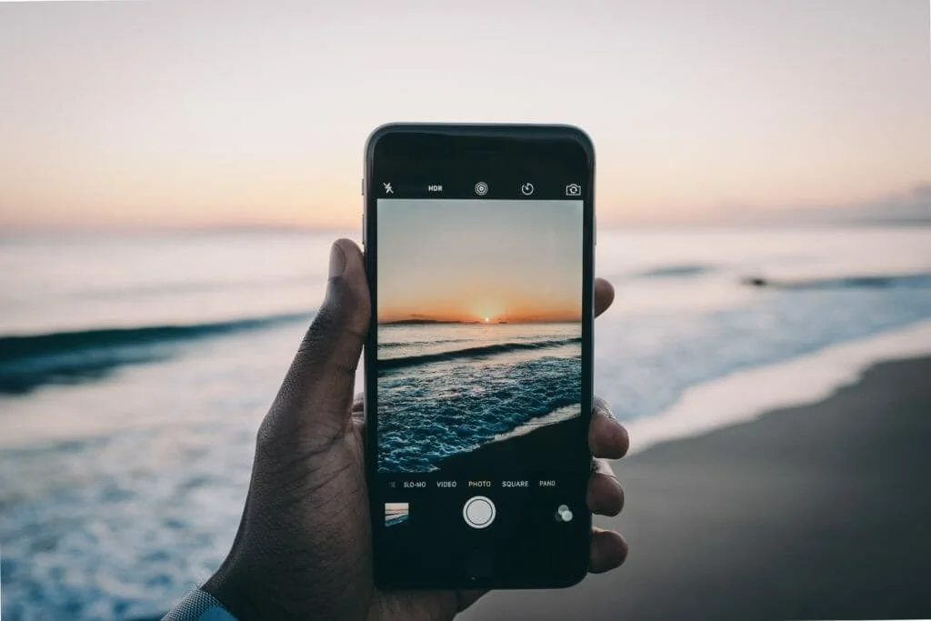 Prendre une photo d'un coucher de soleil sur la plage