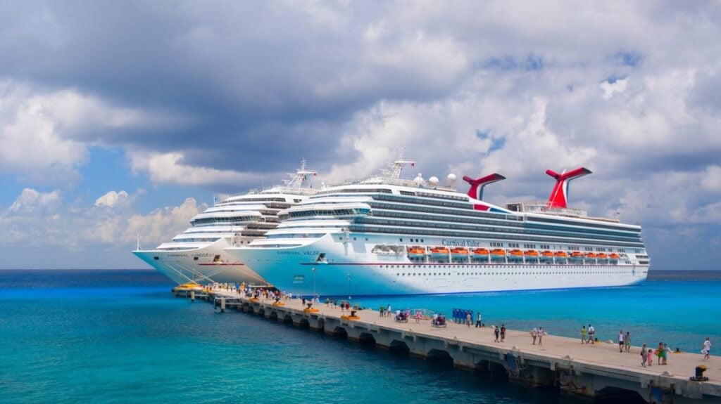 Les grands navires de croisière Carnival Valor et Carnival Conquest sont amarrés au port de croisière de Cozumel