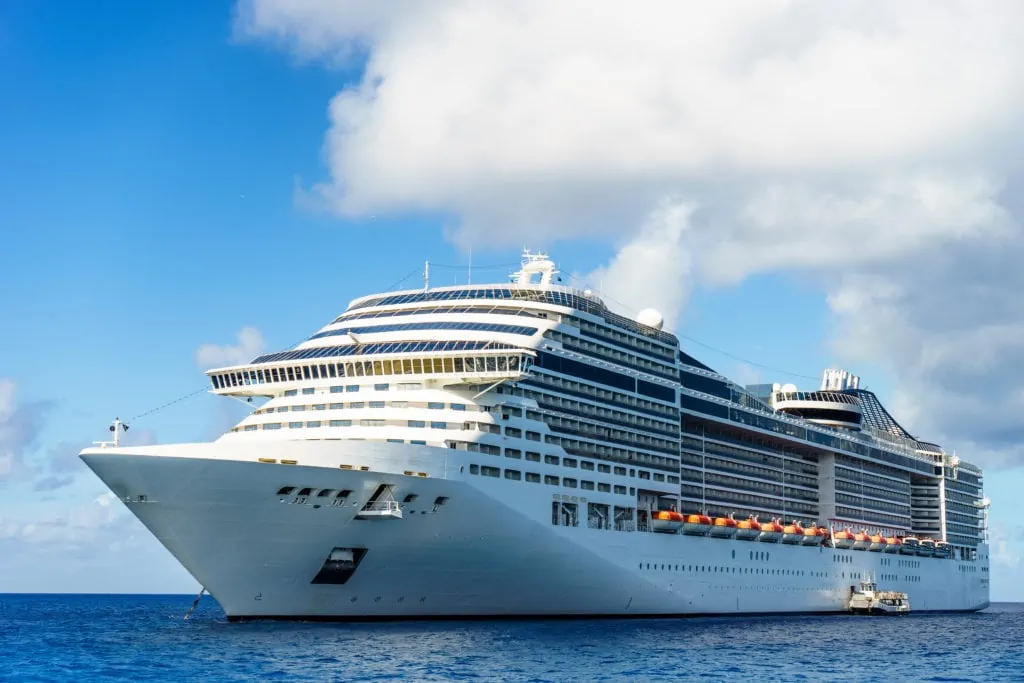 Navire de croisière MSC flottant dans une eau cristalline