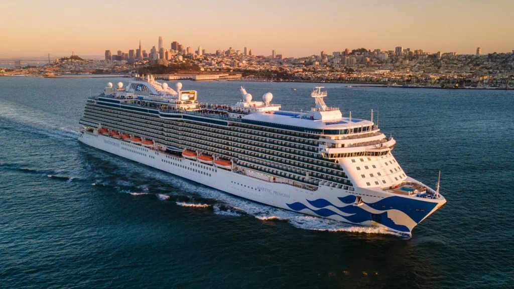 Majestic Princess naviguant au coucher du soleil