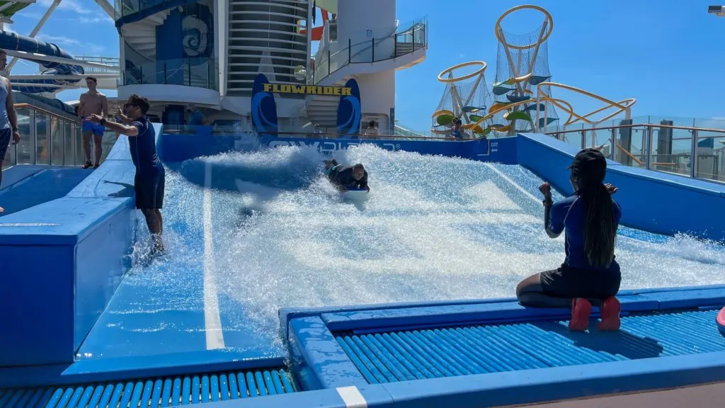 Man bodyboard sur la zone Flowrider à bord du navire de croisière Royal Caribbean Mariner of the Seas