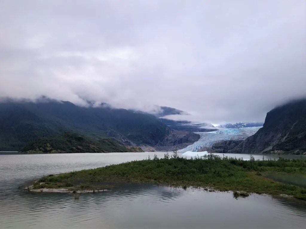 Glacier Menderhall vu depuis un sentier de randonnée