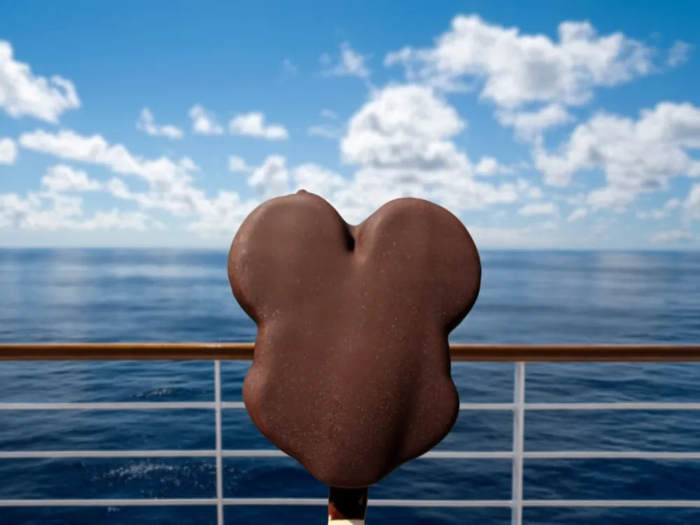 Glace au bar Mickey du menu secret du service de chambre de Disney Cruise Line sur le balcon d'un bateau de croisière avec la balustrade et l'océan en arrière-plan