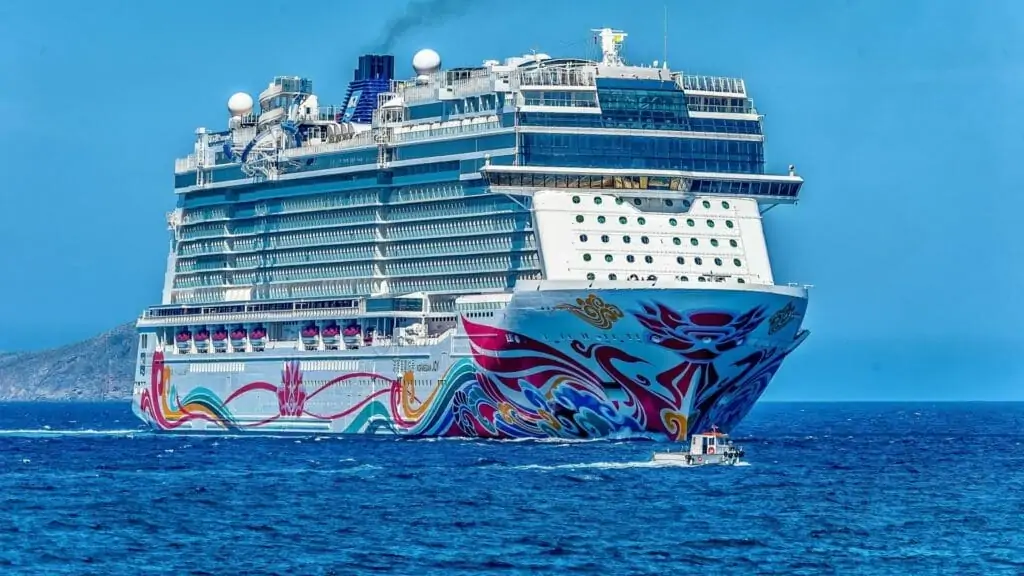 Navire de croisière Norwegian Cruise Line naviguant à grande vitesse