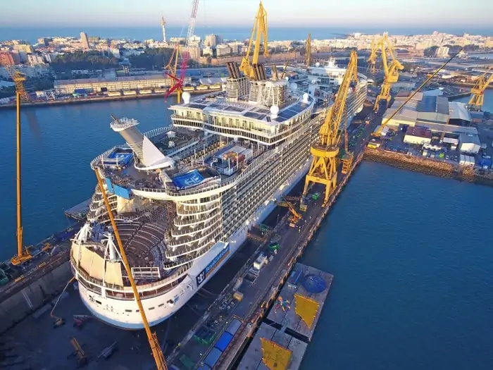 Oasis of the Seas arrive au chantier naval Navantia à Cadix en Espagne pour commencer son amplification de 165 millions de dollars