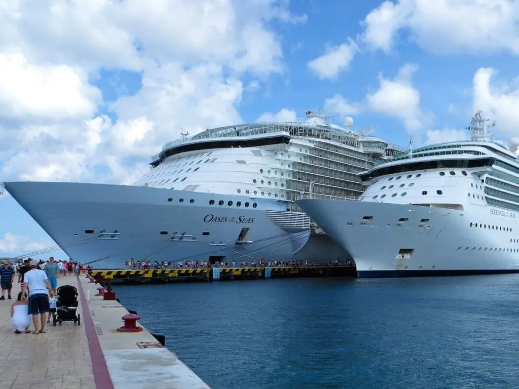 Oasis of the Seas amarré à côté de Serenade of the Seas à Cozumel Mexique