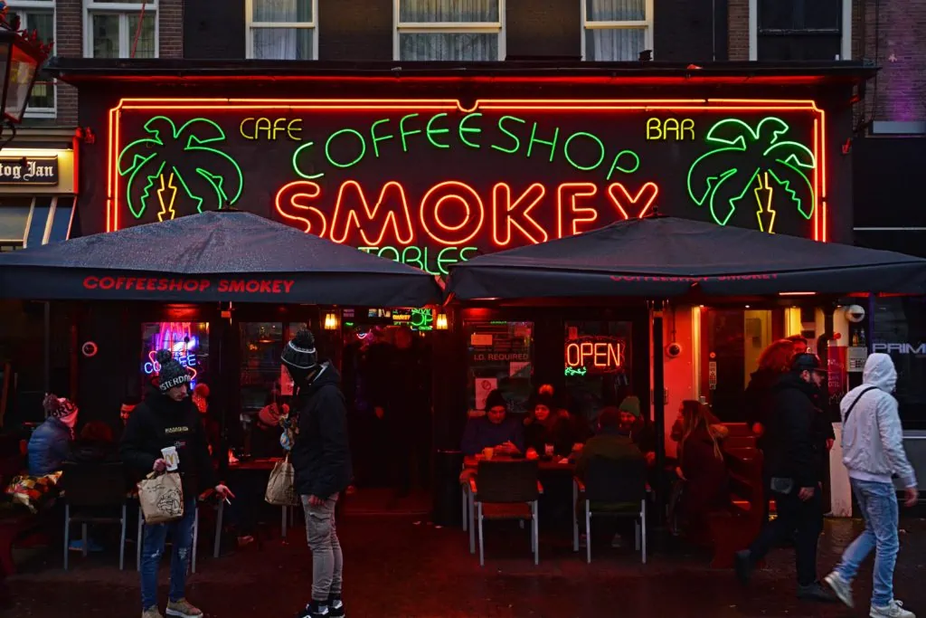 L'un des nombreux cafés célèbres d'Amsterdam, où le cannabis (marijuana) est vendu pour un usage récréatif privé