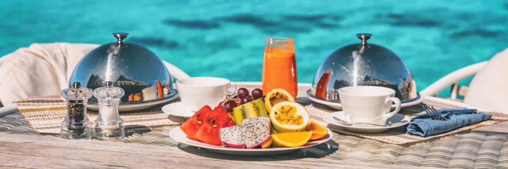 Passagers commandant des fruits pour le dessert sur un bateau de croisière