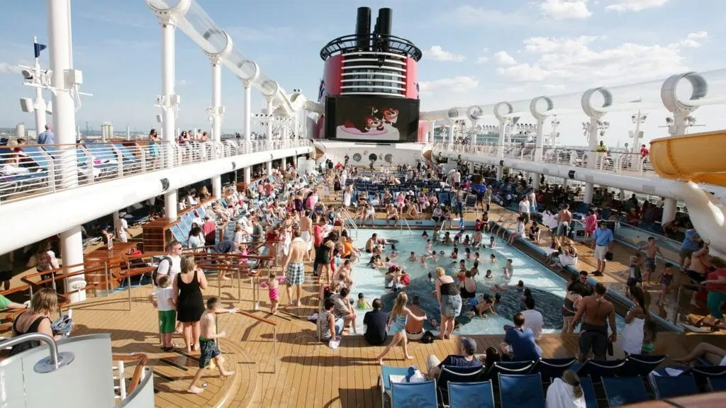 Passagers faisant la fête sur la terrasse de la piscine de Disney Dream à Orlando, en Floride