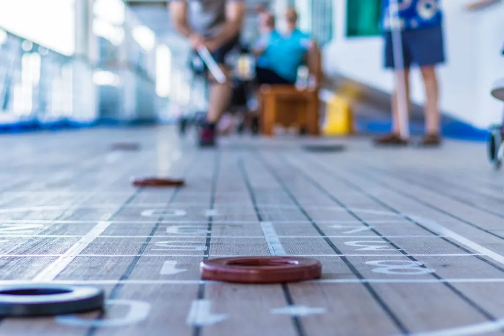 Passagers jouant au jeu de palets sur un bateau de croisière Princess