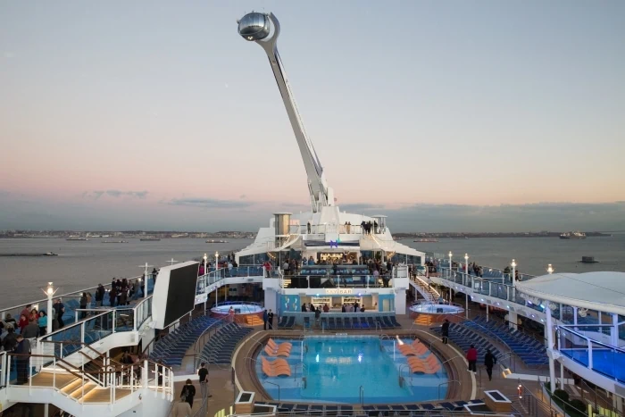 Passagers faisant un tour à bord du North Star sur le bateau de croisière Spectrum of the Seas