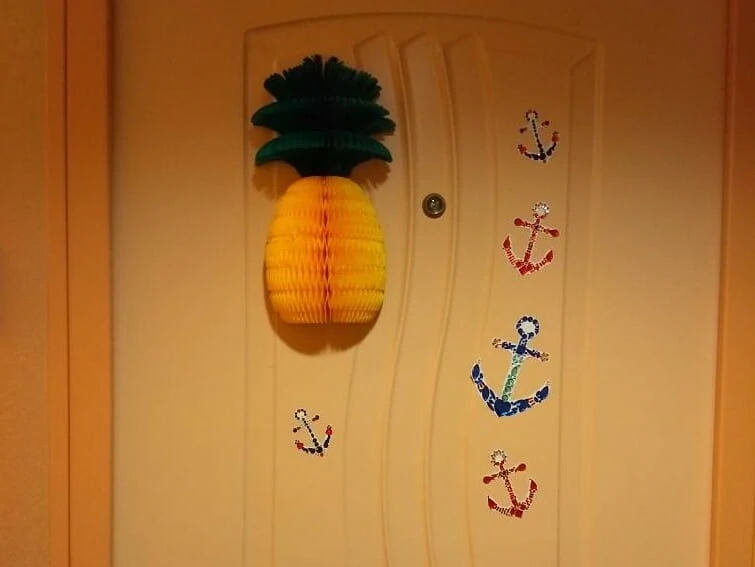 Ananas sur la porte d'un bateau de croisière